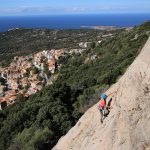 escalade en dalle sur la falaise de Lumiu en Balagne - Corse
