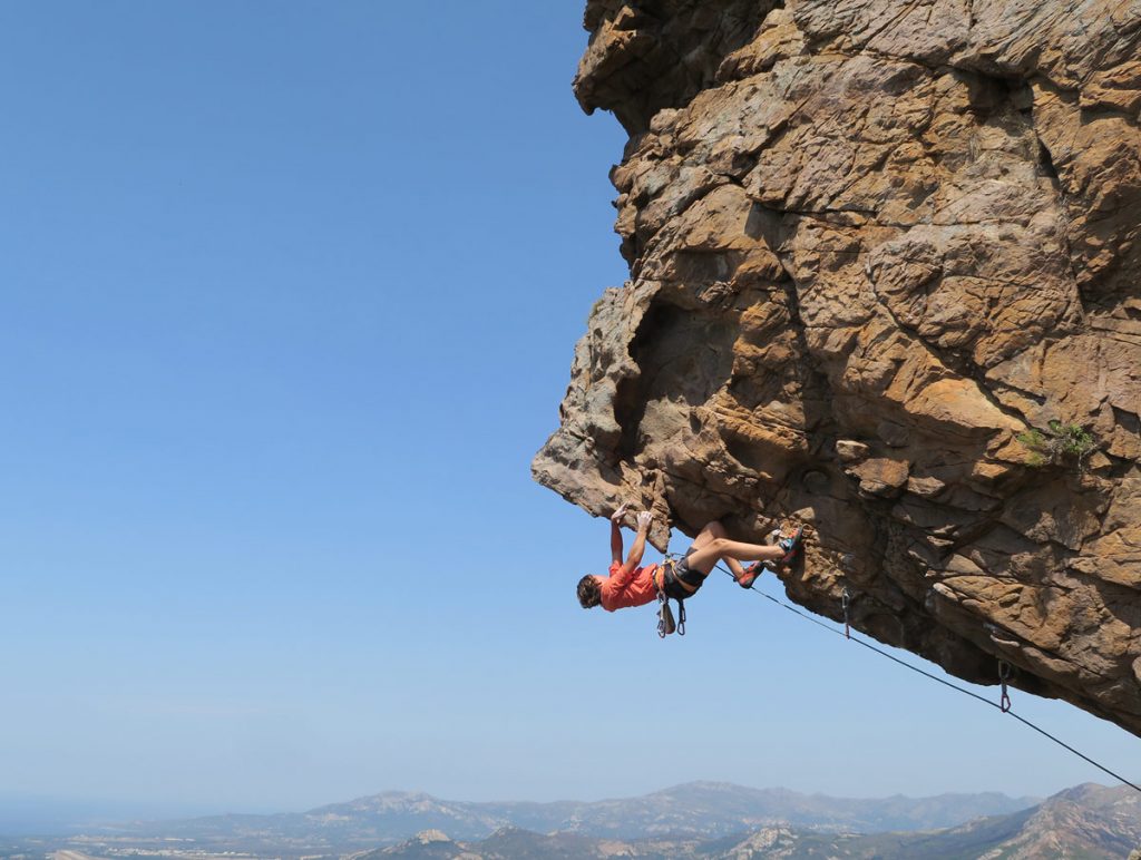 escalade déversante en Corse sur la falaise de Suare en Balagne Balagne site de Suare